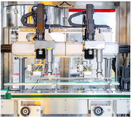 Αγορά Αυτοματοποιημένη μηχανή κάλυψης ευρείας εφαρμογής συμβατή με διάφορα σχήματα μπουκαλιών και σχέδια κάλυψης για ευέλικτη παραγωγή online manufacture